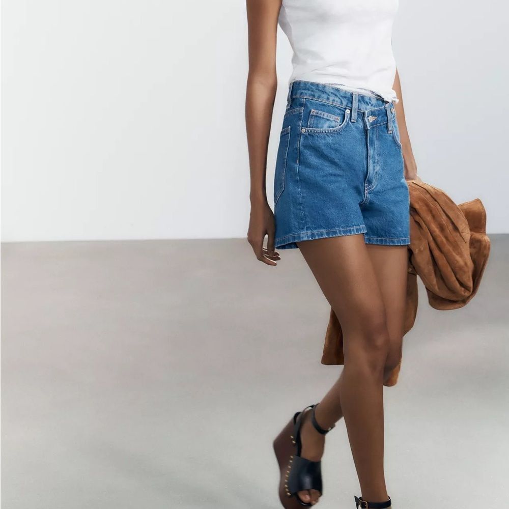 ZARA HIGH-RISE CROSS WAIST MOM FIT TRF DENIM SHORTS - Picture 4 of 9